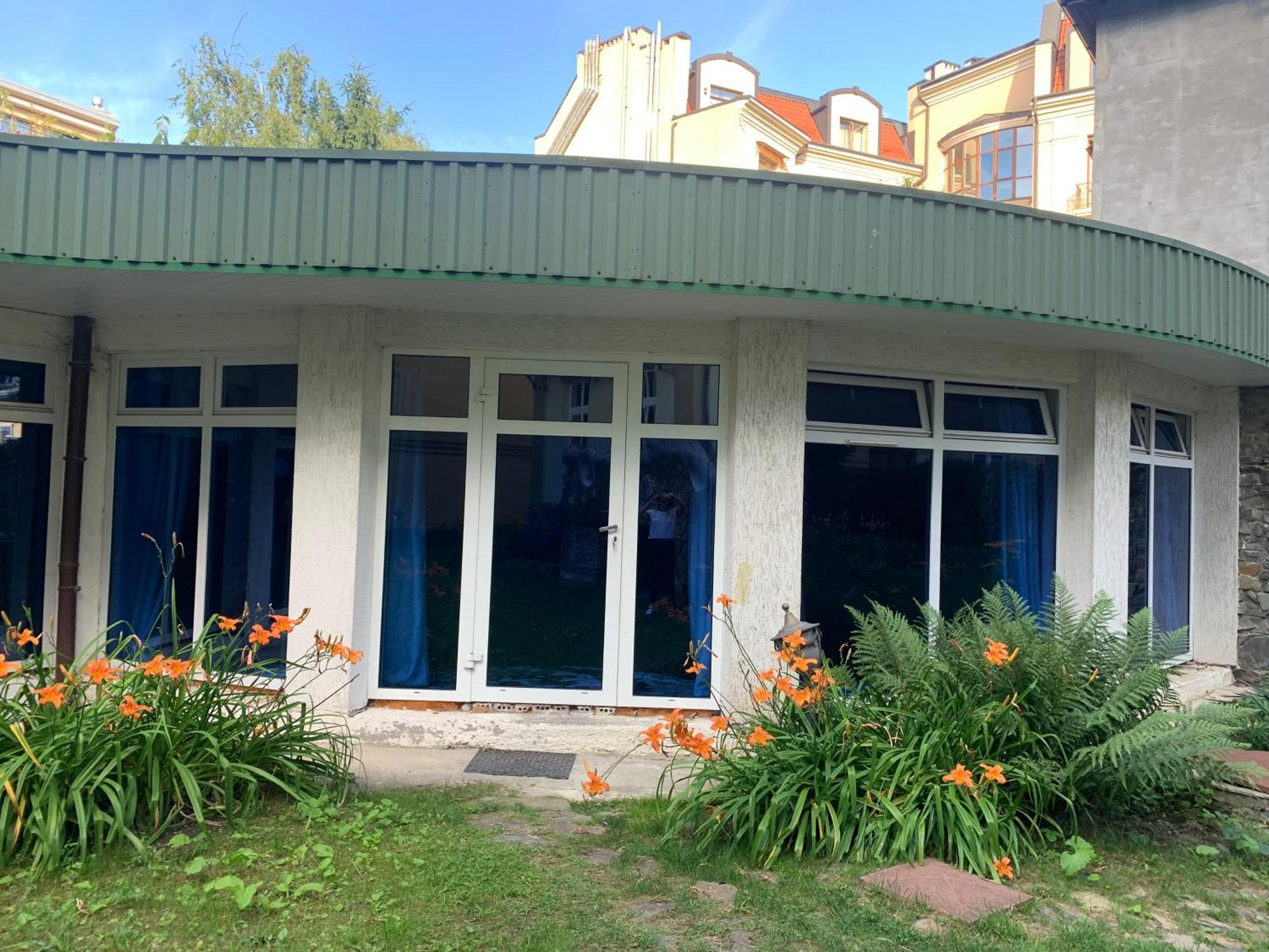 Gaudi Apartment In Львів Екстер'єр фото